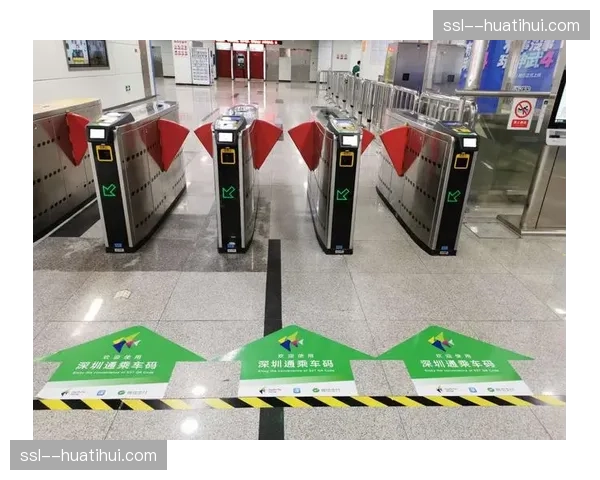 入场流线导引大屏正根据实时闸机压力自动生成变道指引